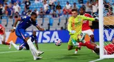 Pemain Chelsea, Christopher Nkunku, mencetak gol ke gawang Benfica pada laga 16 besar Piala Dunia Antarklub 2025 di Bank of America Stadium, Minggu (29/6/2025). (AP Photo/Nell Redmond)