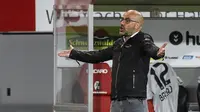 Pelatih Bayer Leverkusen, Peter Bosz, memberikan arahan kepada pemainnya saat melawan Freigurg pada laga pekan ke-29 Bundesliga 2019/20 di Schwarzwald-Stadion, Sabtu (30/5/2020) dini hari WIB. Leverkusen menang 1-0 atas Freiburg. (AFP/Ronald Wittek/pool)