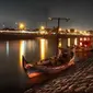 Banjir Kanal Barat Semarang malam hari, lampu jembatan menegaskan keindahan sungai. (foto: Liputan6.com/travelling/edhie).