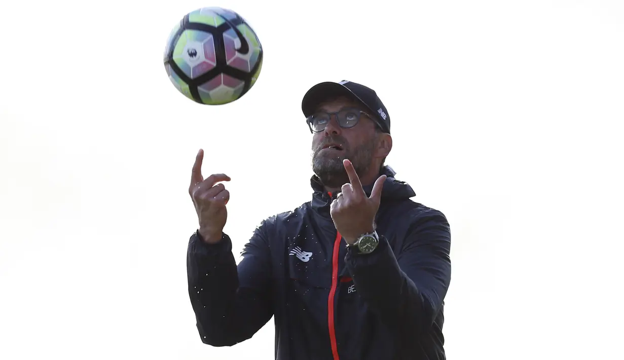 Pelatih Liverpool, Juergen Klopp melempar bola kearah pemain saat timnya melawan Fleetwood Town pada laga uji coba di Stadion Highbury, (13/7/2016). Liverpool menang 5-0. (Action Images via Reuters/Ed Sykes)
