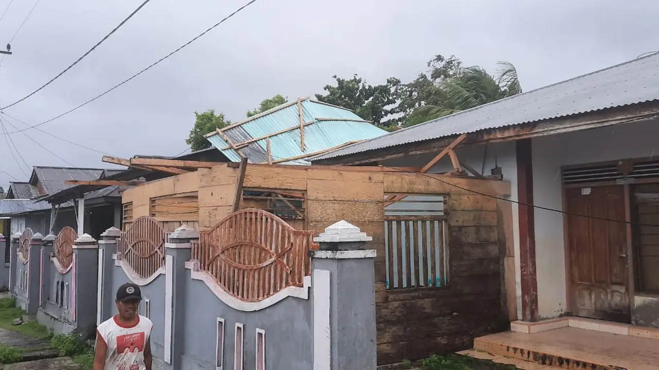 Rumah warga yang rusak akibat angin kencang di Kabupaten Kepulauan Talaud, Provinsi Sulawesi Utara (Sulut).