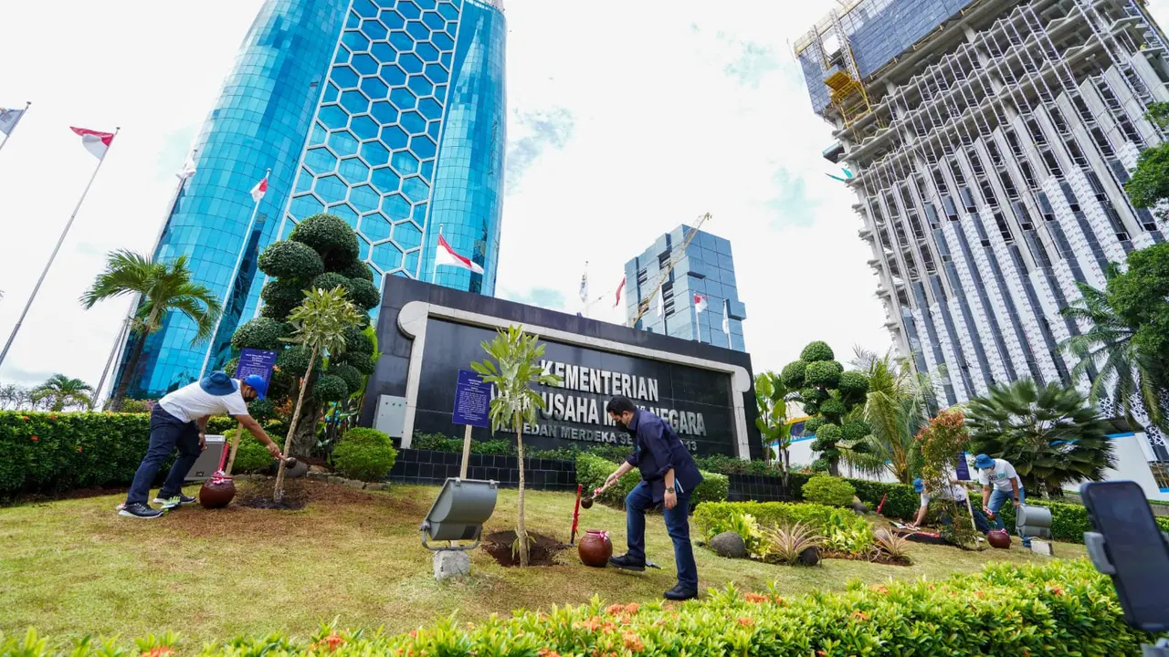 Menteri BUMN Erick Thohir memimpin langsung penanaman pohon yang dilakukan BUMN secara serentak