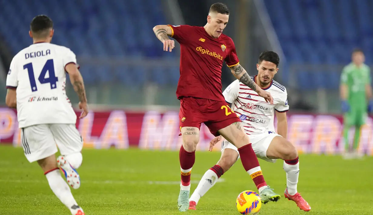 Pemain AS Roma Nicolo Zaniolo (kiri) berebut bola dengan pemain pada pertandingan sepak bola Liga Italia di Stadion Olimpiade Roma, Italia, 16 Januari 2022. AS Roma berhasil mengalahkan Cagliari 1-0. (AP Photo/Andrew Medichini)