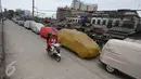 Deretan mobil parkir di jalur inspeksi Kanal Banjir Barat, Jakarta, Senin (6/3). Keterbatasan lahan menyebabkan pemilik kendaraan memarkirkan kendaraannya di tempat tersebut, meskipun telah terpampang larangan parkir. (Liputan6.com/Immanuel Antonius)