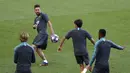 Penyerang Barcelona, Lionel Messi mengontrol bola saat mengikuti sesi latihan di stadion Da Luz, Lisbon, Portugal (13/8/2020). Barcelona akan bertanding melawan Bayern Munchen pada perempat final Liga Champions di Estadio da Luz. (Rafael Marchante/Pool via AP)