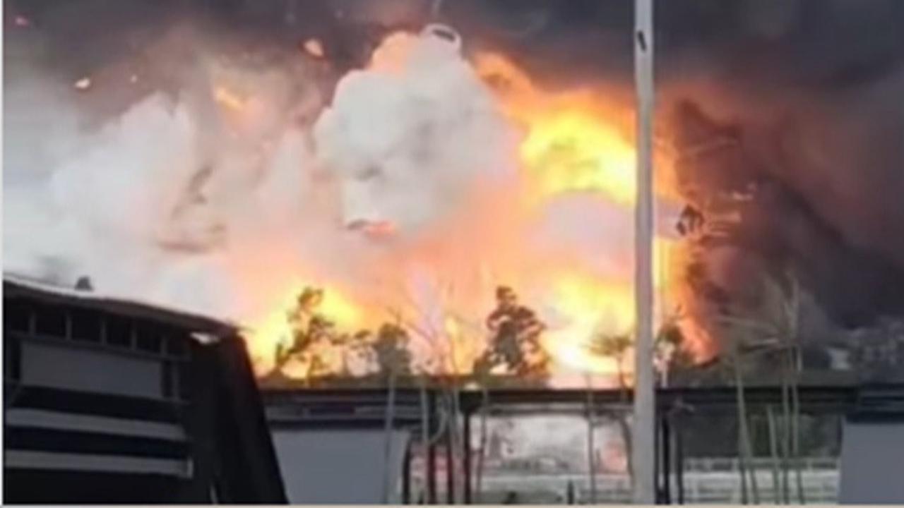 Ada Lima Gudang Terbakar di Pantai Indah Dadap Tangerang, Delapan Mobil Damkam Berjibaku Padamkan Api