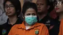 Ekspresi Dhawiya Zaida dihadirkan dalam rilis pengungkapan kasus narkoba di Polda Metro Jaya, Jakarta, Sabtu (17/2). Tiga anak Elvy sekaligus dijaring polisi, yakni Dhawiya dan dua orang kakaknya, Syehan dan Ali Zaenal Abidin. (Liputan6.com/Arya Manggala)