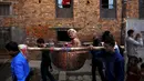 Sejumlah umat Hindu Nepal melakukan ritual selama festival Swasthani Bratakatha, Nepal , (19/2). Mereka membaca dan berdoa kitab suci yang mereka tujukan kepada Tuhan dan Dewa-dewi mereka. (REUTERS / Navesh Chitrakar)