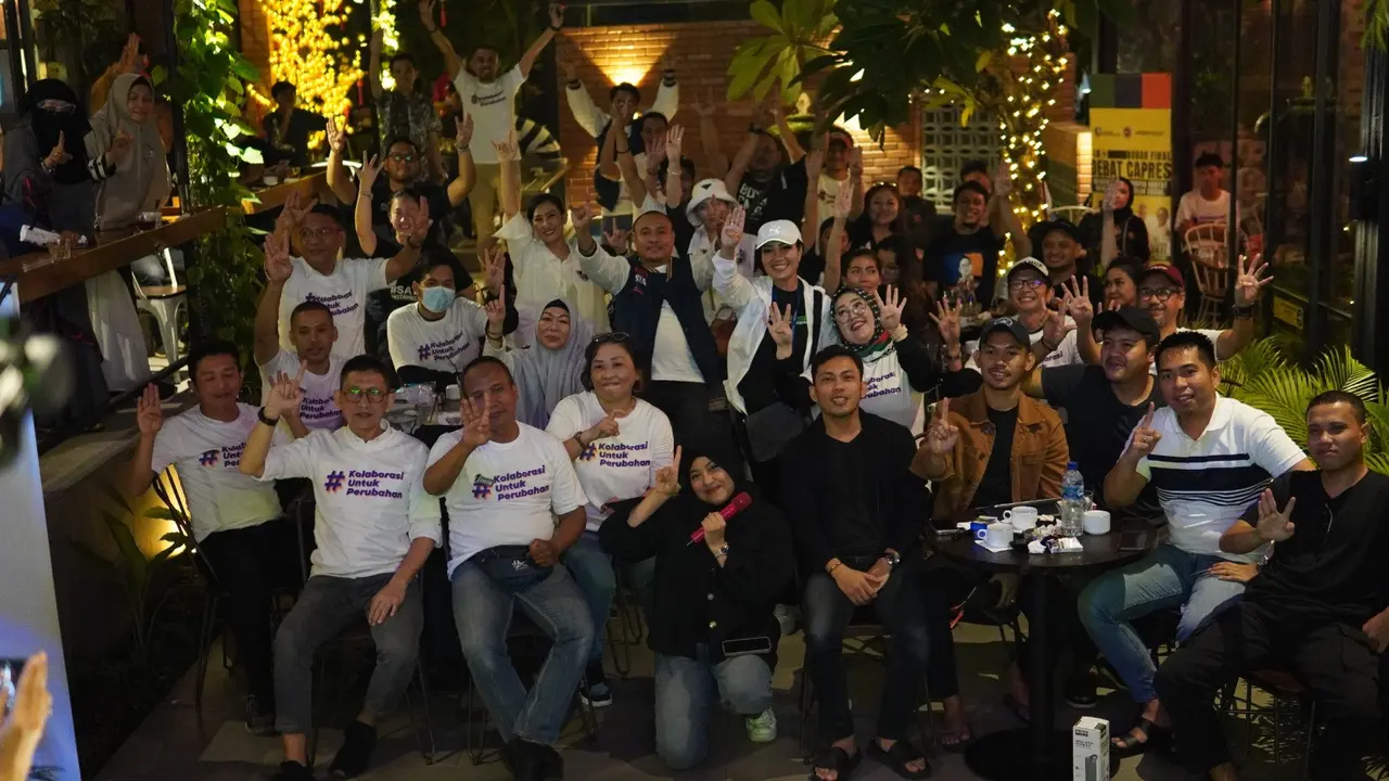 Relawan Progresif yang mendukung pasangan Capres dan Cawapres Ganjar Pranowo-Mahfud Md menggandeng beberapa relawan pendukung paslon nomor urut 01 Anies Baswedan-Muhaimin Iskandar dalam acara nobar debat Pilpres 2024.