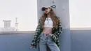 Padu padankan crop top dengan oversized plaid shirt dan high waist jeans. Kece abis! (Instagram/lalalalisa_m).