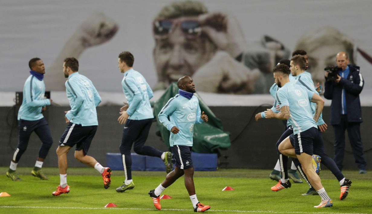 Para pemain Prancis berlari-lari ringan jelang ujicoba melawan Inggris di Stadion Wembley, Inggris, Senin (16/11/2015). (Action Images via Reuters/Henry Browne)