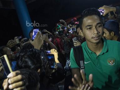Bek Timnas Indonesia, Bagas Adi Nugroho, disambut meriah saat tiba di Stadion Maguwoharjo, Sleman, Selasa (13/6/2017). (Bola.com/Vitalis Yogi Trisna)