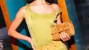 Miku Martineau memilih Fall/Winter 2026 washed silk dress, geometric belt dengan the small suede Bunny Knot shoulder bag, peep-toe pumps, dan Moondance pearl chain earrings./ Foto dok: Tory Burch.