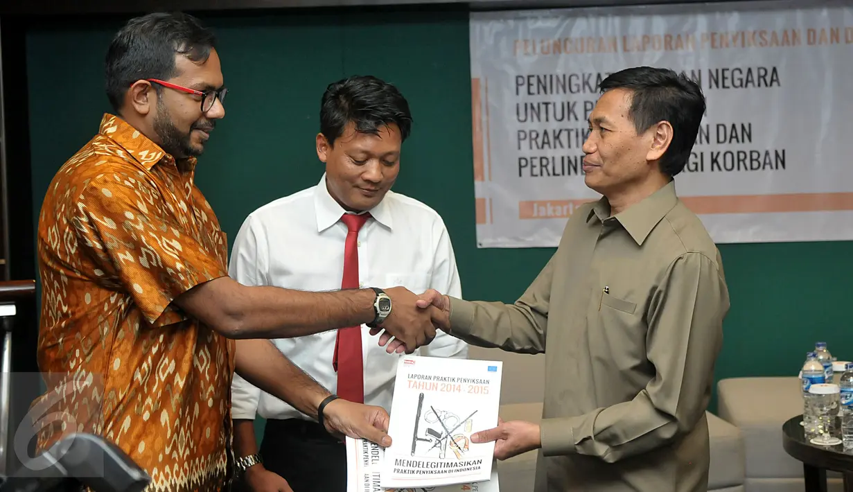 KontraS (kiri) memberikan laporan praktik penyiksaan kepada Direktur Jenderal HAM, Mualimin Abdi saat diskusi bertajuk ‘Peningkatan Peran Negara untuk Penghentian Praktik Penyiksaan Bagi Korban’, Jakarta, Kamis (25/6/2015). (Liputan6.com/Johan Tallo)
