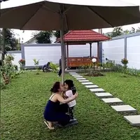 Ayu Ting Ting dan Bilqis di vila barunya (Instagram/@mom_ayting92)