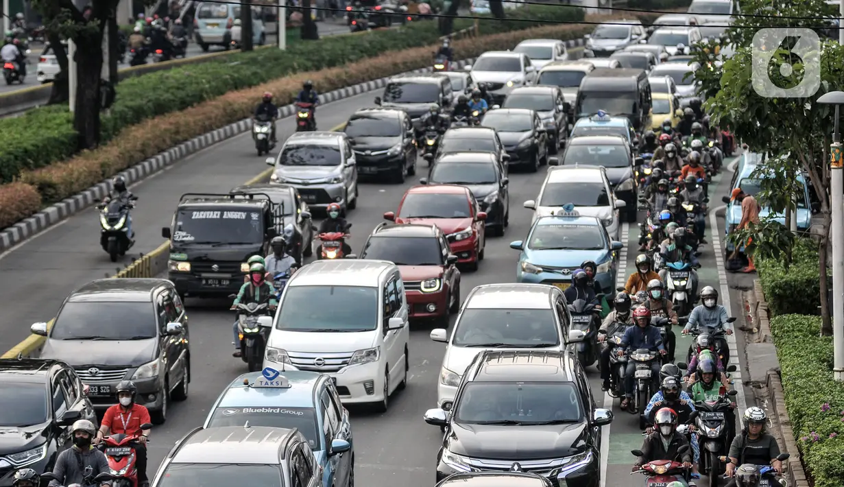 Pengendara sepeda motor menerobos jalur khusus sepeda di Jalan Kramat Raya, Jakarta, Kamis (22/9/2022). Penerapan jalur sepeda sepanjang 196,45 kilometer dan tersebar di 26 ruas jalan yang dibangun Pemprov DKI Jakarta itu belum berfungsi secara efektif karena masih diserobot pengendara sepeda motor akibat arus lalu lintas yang semakin padat. (merdeka.com/Iqbal S. Nugroho)
