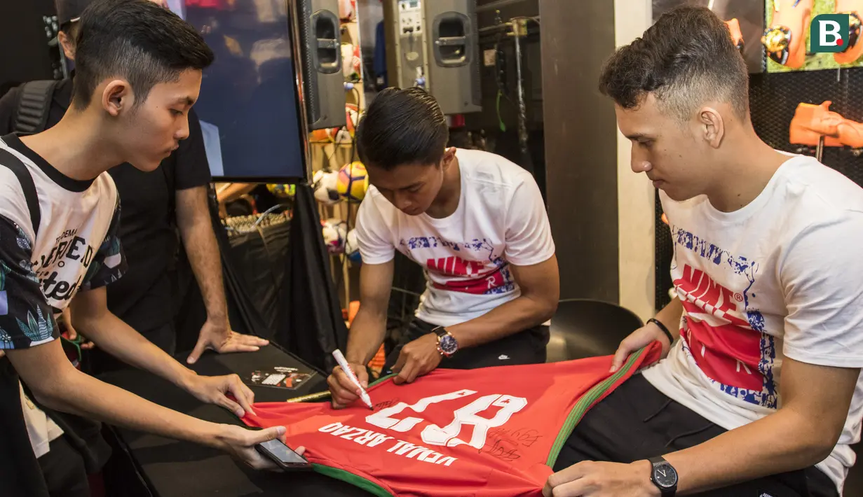 Pesepak bola, Febri Hariyadi memberi tanda tangan saat peluncuran Nike Born Mercurial 360 di Fisik Football, Jakarta, Rabu (7/3/2018). Nike merilis model terbaru Nike Mercurial Superfly dan Vapor 360. (Bola.com/Vitalis Yogi Trisna)