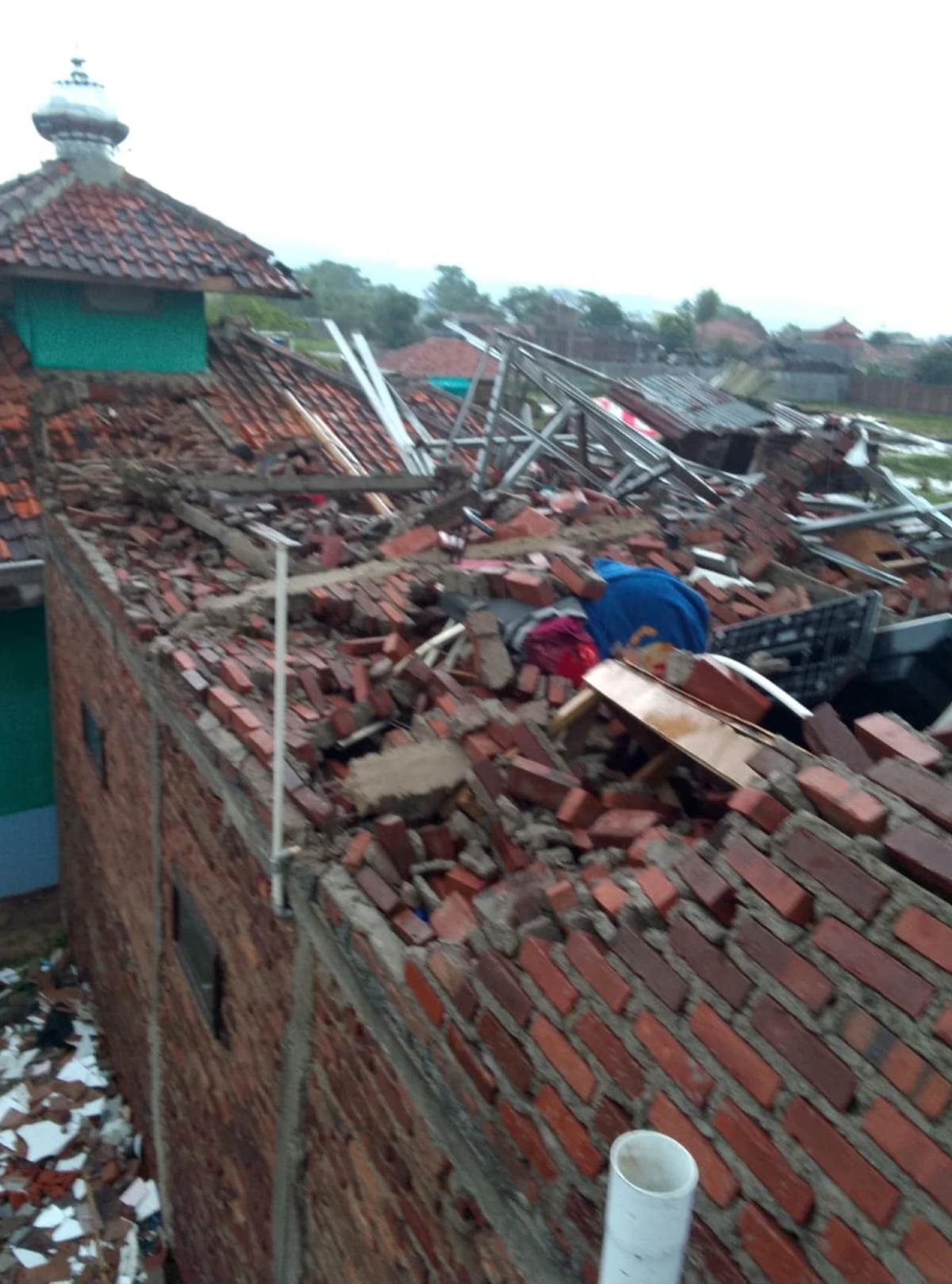 Hujan Lebat dan Angin Kencang Terjang Kabupaten Bandung, Puluhan Rumah Rusak dan Hancur