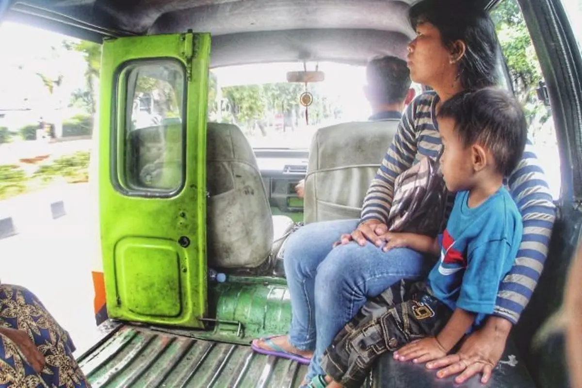 [Bintang] 5 Hal Nyebelin Saat Kamu Naik Transportasi Umum
