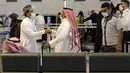 Penumpang saling menyapa saat bersiap terbang dari Bandara Internasional King Abdulaziz, Jeddah, Arab Saudi, Senin (177/5/2021). Warga Saudi yang telah menerima vaksinasi Covid-19 diizinkan bepergian ke luar negeri untuk pertama kalinya sejak Maret 2020. (AP Photo/Amr Nabil)