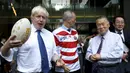 Boris Johnson (kiri), Duta Besar Inggris untuk Jepang Timothy Hitchens (kedua kiri) dan petinggi penyelenggaraan Olimpiade Tokyo 2020, Jepang, Kamis (15/10/2015).  Kehadiran Boris dalam misi kerja sama bidang ekonomi dan budaya. (REUTERS/Issei Kato) 