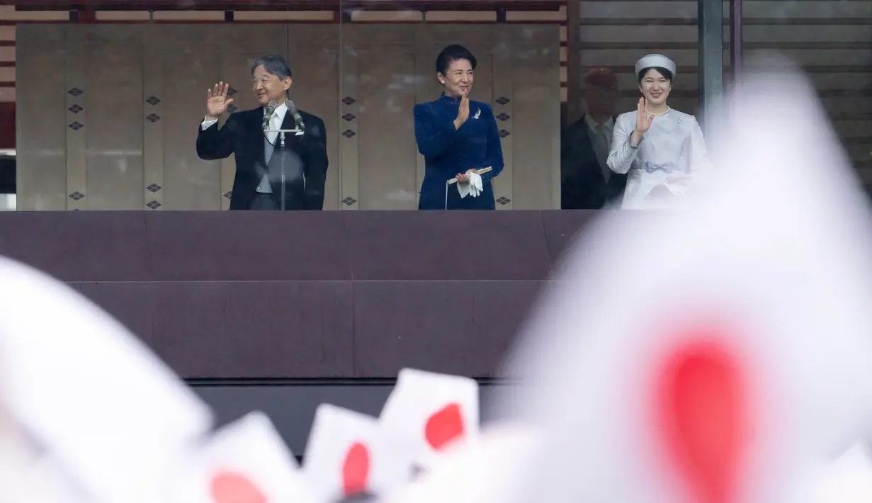 Kaisar Jepang Naruhito, Permaisuri Masako, dan putri mereka, Putri Aiko (kiri ke kanan) melambaikan tangan dari balkon Istana Kekaisaran di Tokyo pada tanggal 23 Februari 2024. (Tomohiro Ohsumi/POOL/AFP)