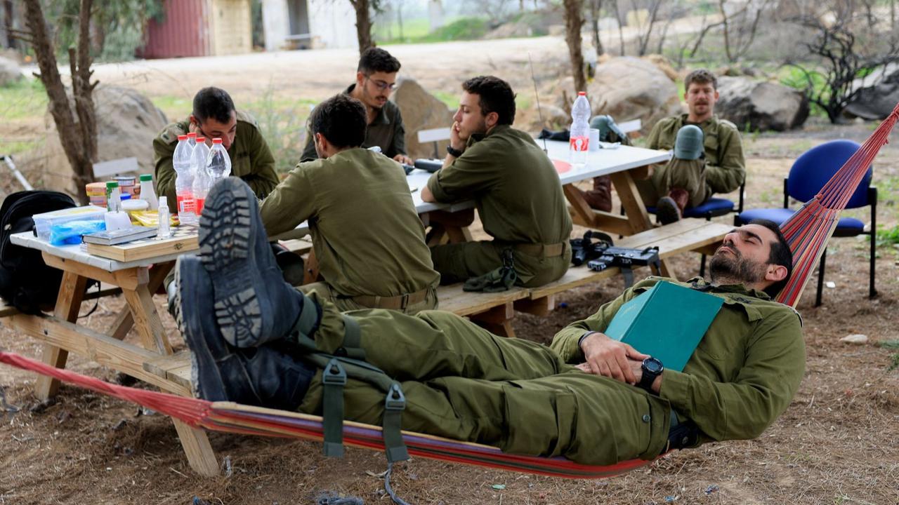 kesibukan tentara Israel saat istirahat dari pertempuran di perbatasan gaza
