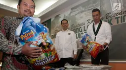 Ketua MD Lombok Timur NTT, Ahmad Roji saat menerima bantuan beras untuk disalurkan kepada 2.280 korban banjir di Lombok Timur NTT, Jakarta, Selasa (21/11). (Liputan6.com/Pool/KAHMI)