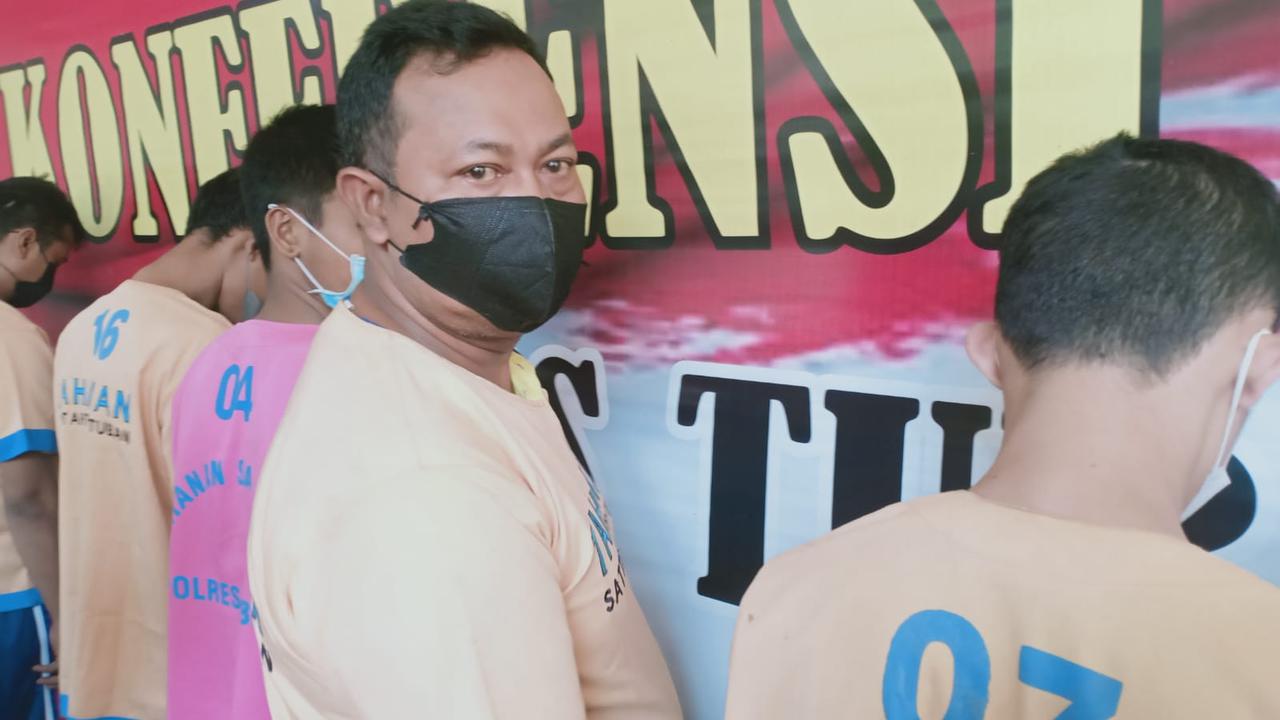 Kades Mander Tuban ditangkap polisi karena konsumsi sabu. (Ahmad Adirin/Liputan6.com).