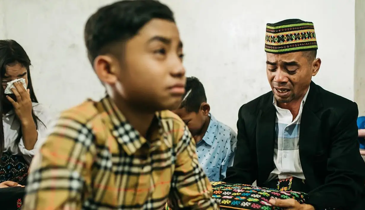 Momen haru ketika ayah kandung Betrand ketika penyerahan putranya untuk dididik dan dibesarkan oleh keluarga Ruben Onsu. (Liputan6.com/IG/@ruben_onsu)