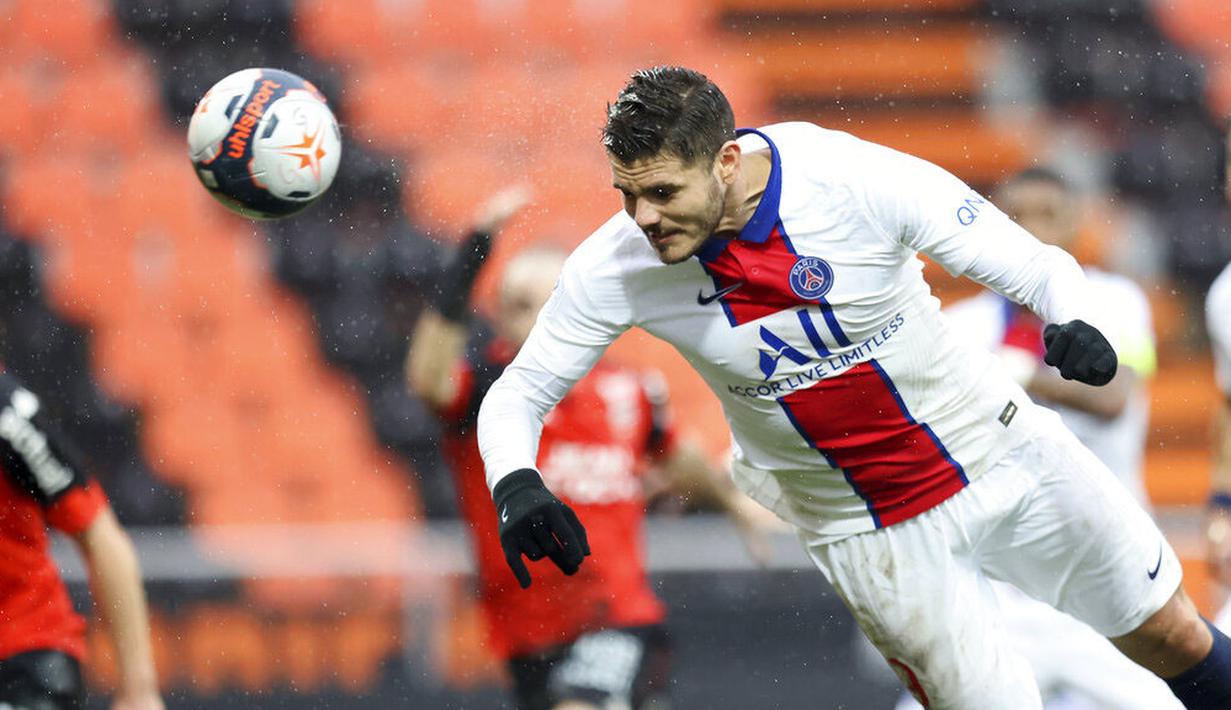 Striker Paris Saint-Germain (PSG), Mauro Icardi, menyundul bola saat melawan Lorient pada laga Liga Prancis di Stadion Moustoir, Minggu (31/1/2021). PSG takluk dengan skor 3-2. (AP/David Vincent)