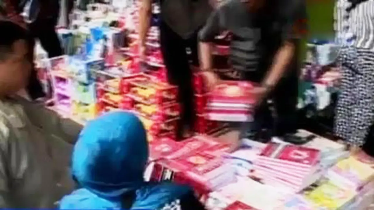 Pemburu Peralatan Sekolah di Pasar Asemka