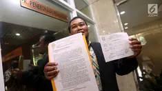 Masyarakat Anti Korupsi Indonesia (Maki) menunjukan surat pelopran Pimpinan DPR Ke Mahkamah Kehormatan Dewan (MKD), di Gedung Nusantara I, Jakarta, Rabu (13/9). Dalam pelaporannya Maki melaporkan Wakil Ketua DPR Fadli Zon. (Liputan6.com/Johan Tallo)