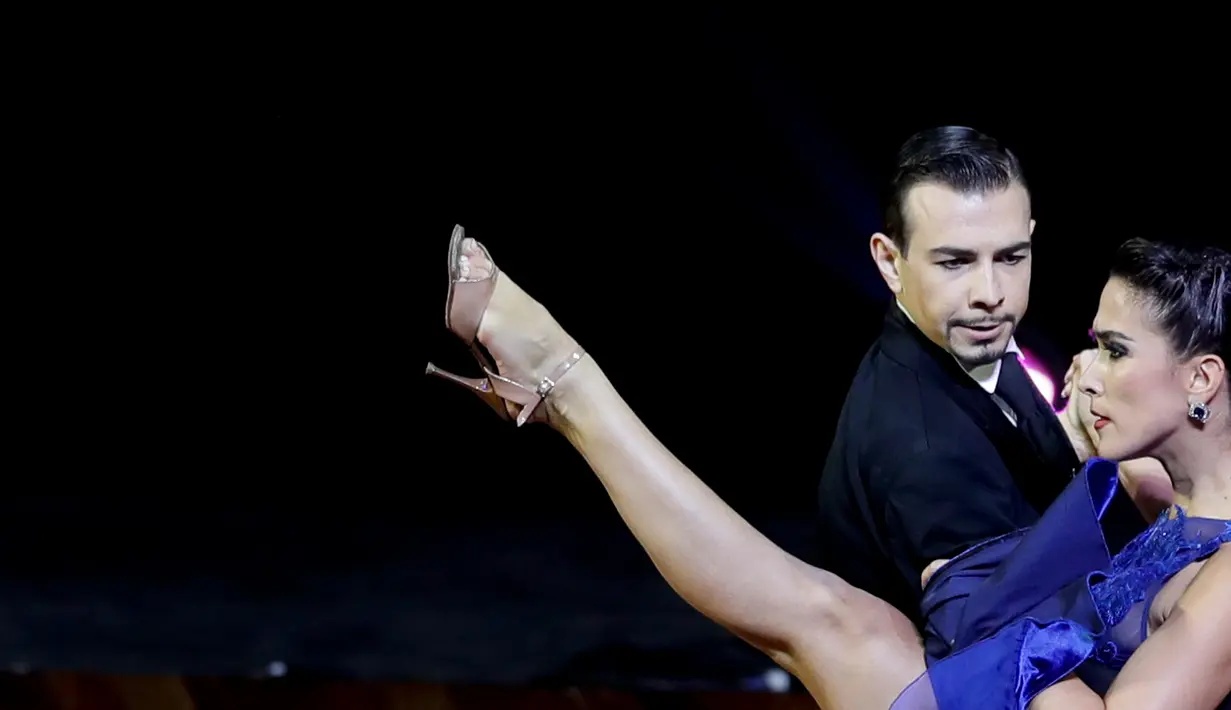 Pasangan penari tanggo Italia, Simone Facchini dan Gioia Abballe saat berkompetisi dalam final World Tango Championship di Buenos Aires, Argentina, Rabu, 22 Agustus 2018. Kompetisi tahunan ini dihadiri peserta dari berbagai negara. (AP/Natacha Pisarenko)