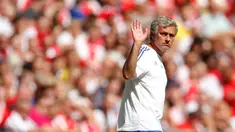Ekspresi Jose Mourinho melambaikan tangan saat pertandingan Community Shield di Wembley Stadium, Inggris, Minggu (2/8/2015). Chelsea kalah dengan skor 0-1. (Reuters/Andrew Couldridge)