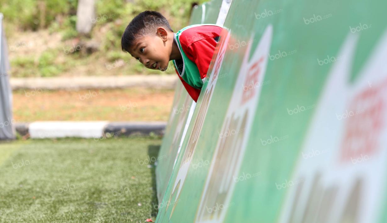 Seorang anak menunggu giliran menendang bola saat mengikuti Milo Football Clinic di Lapangan Sepak Bola Pertamina, Simprug, Jakarta, Minggu (24/4/2016). (Bola.com/Nicklas Hanoatubun)
