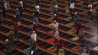 Umat Muslim mengenakan masker untuk mencegah penyebaran corona COVID-19, melaksanakan sholat Idul Adha sambil menjaga jarak sosial di Masjid Mohammad al-Amin di Beirut, Lebanon pada 31 Juli 2020. (AP Photo/Hassan Ammar)