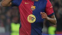 Menit ke-77, Barcelona menambah keunggulannya melalui sepakan Lamine Yamal dari skema serangan balik. (LLUIS GENE/AFP)
