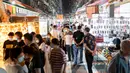 Warga mengunjungi pasar malam di Jalan Baocheng di Wuhan, Provinsi Hubei, China tengah, pada 1 Juni 2020. Kehidupan perkotaan di Wuhan, wilayah yang sempat terdampak parah oleh COVID-19, telah berangsur kembali normal. (Xinhua/Xiong Qi)