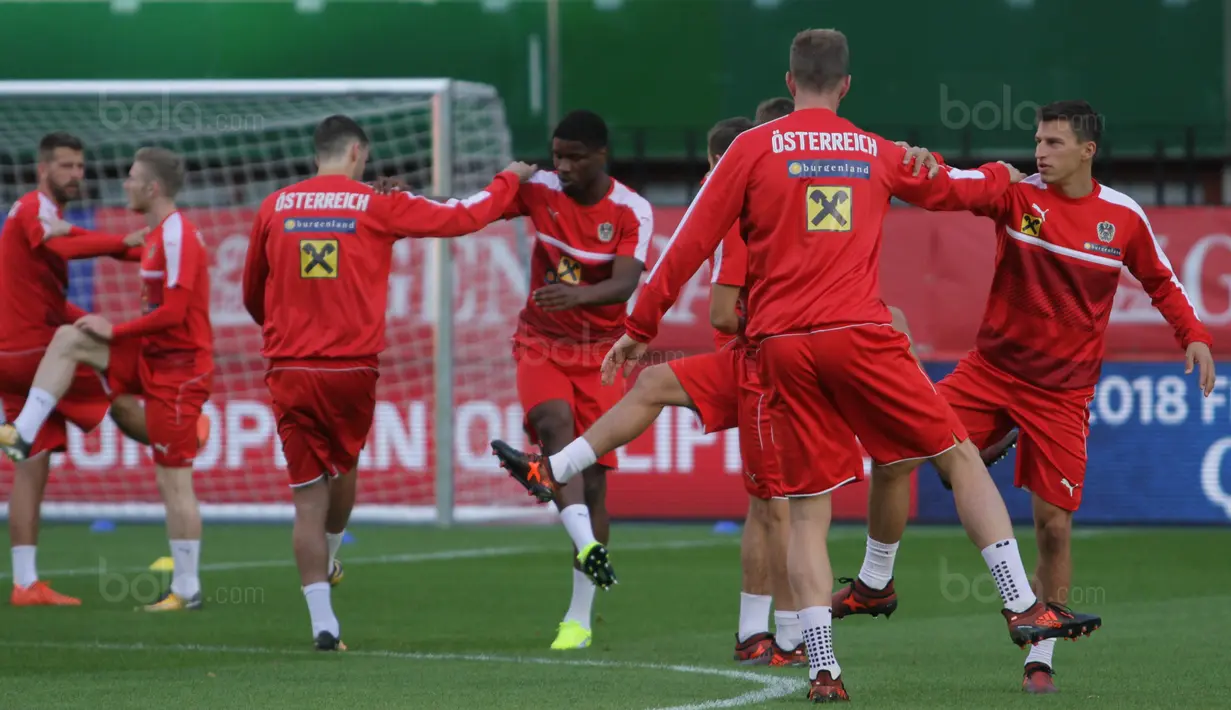Para pemain Austria latihan ringan di Stadion Ernst Happel, Wina, Kamis (5/10/2017). Austria akan menghadapi Serbia pada laga kualifikasi Piala Dunia 2018. (Bola.com/Reza Khomaini)