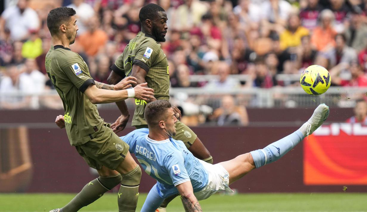 Pemain Lazio, Sergej Milinkovic-Savic, berusaha membuang bola dari hadangan pemain AC Milan dalam pertandingan lanjutan pekan ke-34 Serie A Liga Italia 2022/2023, Sabtu (6/5/2023) malam WIB. (AP Photo/Luca Bruno)