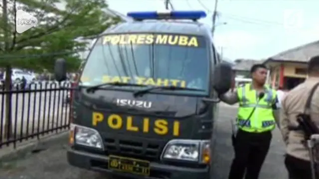 Seorang bapak empat anak warga kabupaten Musi Banyuasin, Sumatera Selatan, menghunuskan senjata tajam badik mencari-cari kapolres dan anggota Polres Musi Banyuasin.
