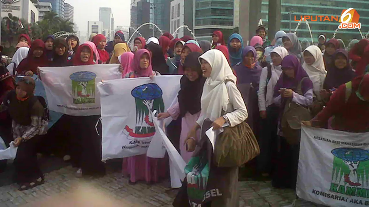 demo-tolak-miss-world-130907c.jpg