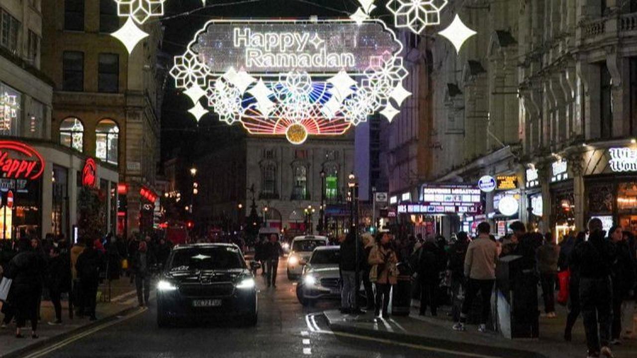 FOTO: Cantiknya Gemerlap Lampu Ramadan Hiasi Jalanan di London