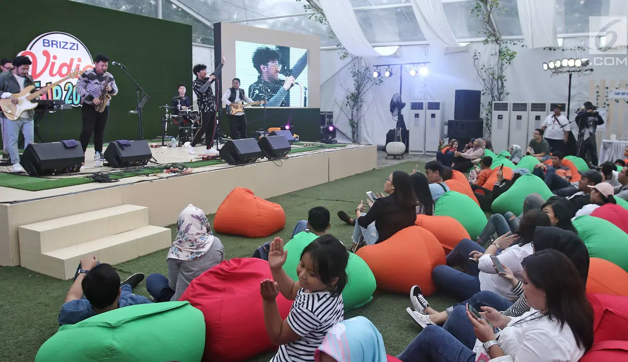 Pengunjung menikmati penampilan penyanyi Kunto Aji pada acara  BRIZZI Vidio Fair 2017 di The Space Senayan City, Jakarta, Sabtu (9/12). BRIZZI Vidio Fair 2017 sendiri diselenggarakan dari pukul 10.00 - 22.00 WIB. (Liputan6.com/Herman Zakharia)