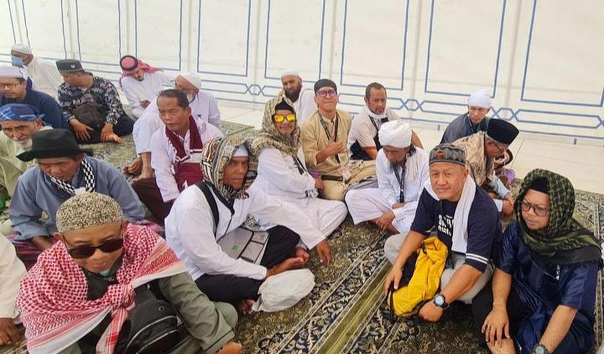 Potret Sandy bersama rekan-rekannya saat berada di Masjid Nabawi.&nbsp;