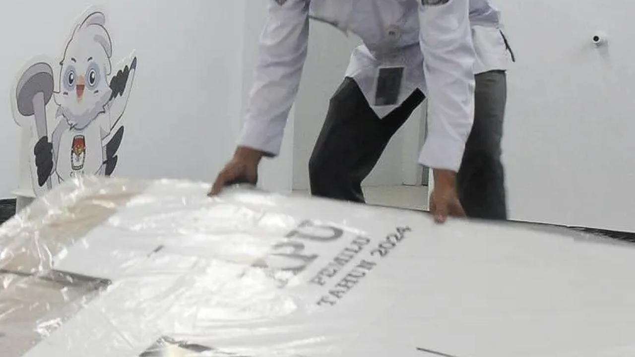 Petugas saat menyusun kotak suara yang siap untuk didistribusikan ke TPS di sekitar Jakarta Pusat di gudang logistik KPU Kota Administrasi Jakarta Pusat, di Jakarta, Kamis (2/11/2023).