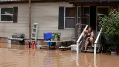 Honorina Paniagua duduk di tangga rumahnya saat banjir merendam kawasan Richmond, Texas, Selasa (31/5). Bencana banjir terjadi lantaran Sungai Brazos meluap akibat hujan deras yang mengguyur wilayah tersebut. (REUTERS/Daniel Kramer)