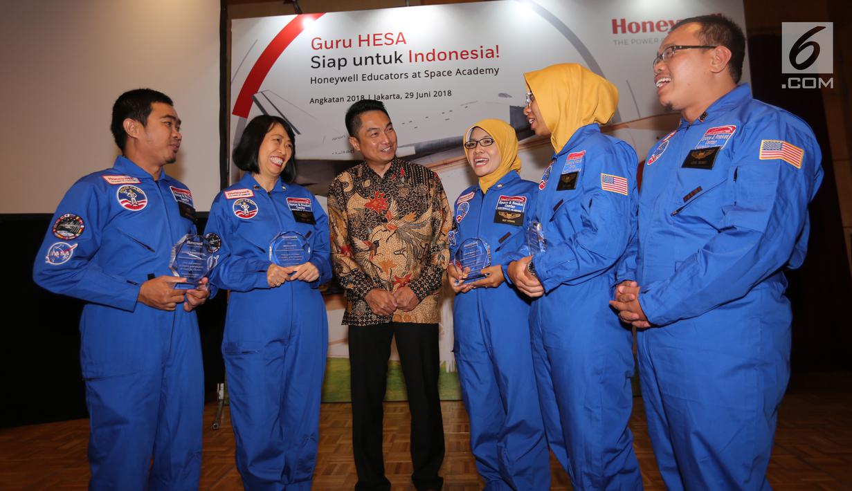 President Honeywell Indonesia, Roy Kosasih (tengah) berbincang dengan perwakilan guru yang telah lulus dari program tahunan HESA di U.S Space & Rocket Center (USSRC) selama 5 hari di Amerika di Jakarta, (29/6). (Liputan6.com/Fery Pradolo)