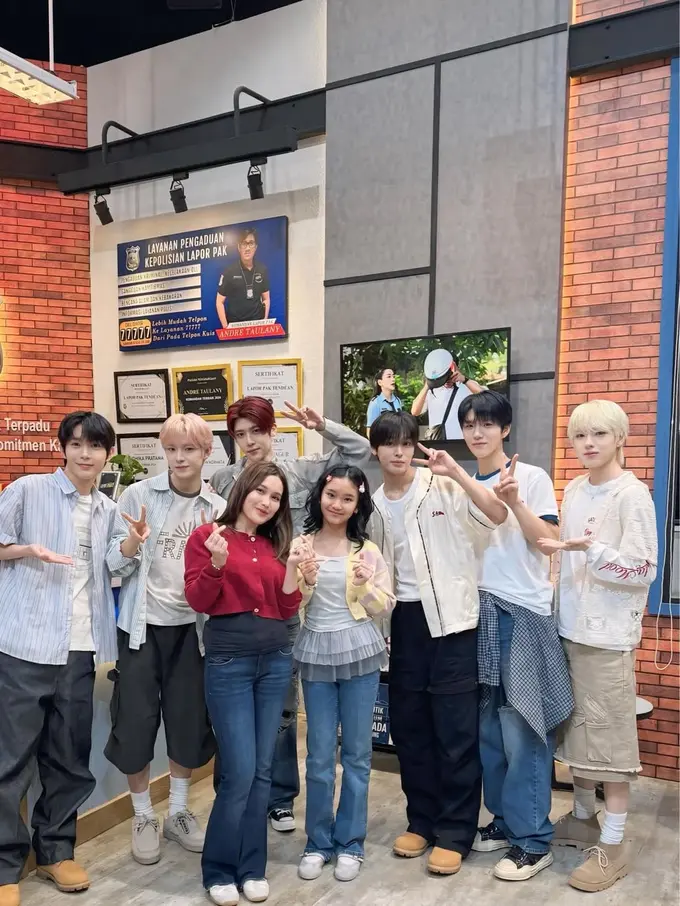 Definisi Lucky Fans, Gaya Kompak Ayu Ting Ting dan Bilqis dengan Celana Jeans saat Bertemu NCT WISH